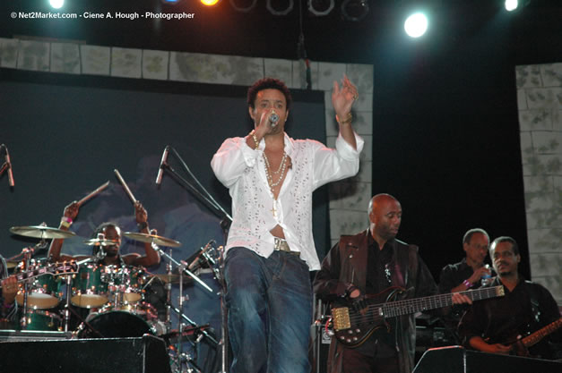 Shaggy @ The Aqueduct on Rose Hall - Friday, January 26, 2007 - 10th Anniversary - Air Jamaica Jazz & Blues Festival 2007 - The Art of Music - Tuesday, January 23 - Saturday, January 27, 2007, The Aqueduct on Rose Hall, Montego Bay, Jamaica - Negril Travel Guide, Negril Jamaica WI - http://www.negriltravelguide.com - info@negriltravelguide.com...!