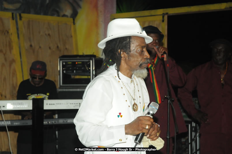 Bunny Wailer & King Yellowman at Bourbon Beach - Monday, February 25, 2008 - Bourbin Beach Restaurant, Bar, Oceanfront Accommodatioins, Live Reggae Music & Disco, Norman Manley Boulevard, Negril, Westmoreland, Jamaica W.I. - Photographs by Net2Market.com - Barry J. Hough Sr, Photographer - Negril Travel Guide, Negril Jamaica WI - http://www.negriltravelguide.com - info@negriltravelguide.com...!