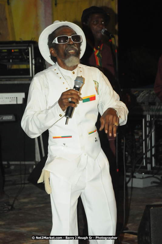 Bunny Wailer & King Yellowman at Bourbon Beach - Monday, February 25, 2008 - Bourbin Beach Restaurant, Bar, Oceanfront Accommodatioins, Live Reggae Music & Disco, Norman Manley Boulevard, Negril, Westmoreland, Jamaica W.I. - Photographs by Net2Market.com - Barry J. Hough Sr, Photographer - Negril Travel Guide, Negril Jamaica WI - http://www.negriltravelguide.com - info@negriltravelguide.com...!