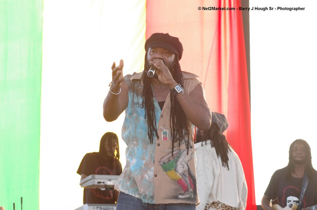 Tony Rebel Closing Tru-Juice Rebel Salute 2007 - Saturday, January 13, 2007, Port Kaiser Sports Club, St. Elizabeth - Negril Travel Guide, Negril Jamaica WI - http://www.negriltravelguide.com - info@negriltravelguide.com...!