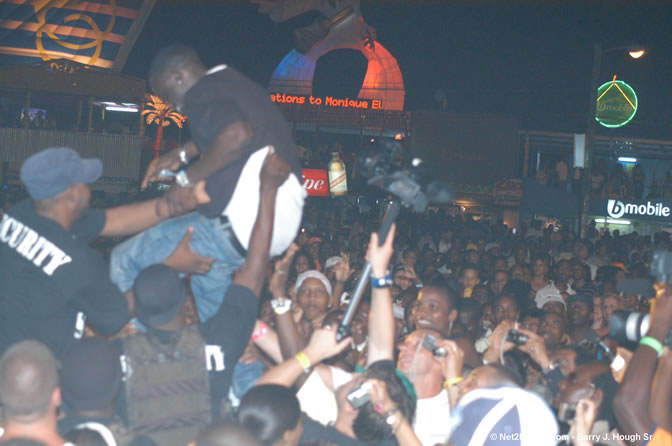 Akon - Red Stripe Reggae Sumfest 2005 - International Night - July 22th, 2005 - Negril Travel Guide, Negril Jamaica WI - http://www.negriltravelguide.com - info@negriltravelguide.com...!