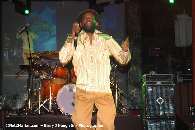 Beres Hammond - Red Stripe Reggae Sumfest 2007 - Zenith - Saturday, July 21, 2007 - Catherine Hall, Montego Bay, St James, Jamaica W.I. - Negril Travel Guide, Negril Jamaica WI - http://www.negriltravelguide.com - info@negriltravelguide.com...!