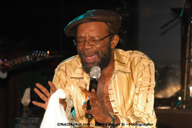 Beres Hammond - Red Stripe Reggae Sumfest 2007 - Zenith - Saturday, July 21, 2007 - Catherine Hall, Montego Bay, St James, Jamaica W.I. - Negril Travel Guide, Negril Jamaica WI - http://www.negriltravelguide.com - info@negriltravelguide.com...!