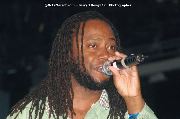 Dwayne Stephenson - Red Stripe Reggae Sumfest 2007 - Zenith - Saturday, July 21, 2007 - Catherine Hall, Montego Bay, St James, Jamaica W.I. - Negril Travel Guide, Negril Jamaica WI - http://www.negriltravelguide.com - info@negriltravelguide.com...!