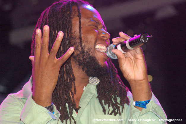 Dwayne Stephenson - Red Stripe Reggae Sumfest 2007 - Zenith - Saturday, July 21, 2007 - Catherine Hall, Montego Bay, St James, Jamaica W.I. - Negril Travel Guide, Negril Jamaica WI - http://www.negriltravelguide.com - info@negriltravelguide.com...!