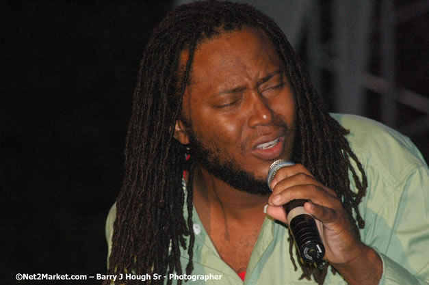 Dwayne Stephenson - Red Stripe Reggae Sumfest 2007 - Zenith - Saturday, July 21, 2007 - Catherine Hall, Montego Bay, St James, Jamaica W.I. - Negril Travel Guide, Negril Jamaica WI - http://www.negriltravelguide.com - info@negriltravelguide.com...!