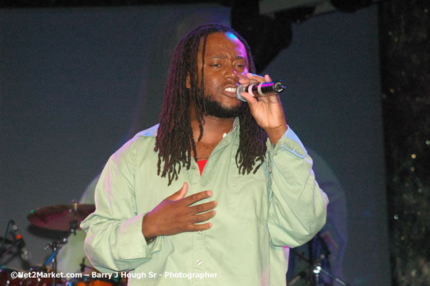 Dwayne Stephenson - Red Stripe Reggae Sumfest 2007 - Zenith - Saturday, July 21, 2007 - Catherine Hall, Montego Bay, St James, Jamaica W.I. - Negril Travel Guide, Negril Jamaica WI - http://www.negriltravelguide.com - info@negriltravelguide.com...!