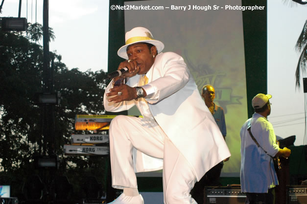 Pinchers - Red Stripe Reggae Sumfest 2007 - Zenith - Saturday, July 21, 2007 - Catherine Hall, Montego Bay, St James, Jamaica W.I. - Negril Travel Guide, Negril Jamaica WI - http://www.negriltravelguide.com - info@negriltravelguide.com...!