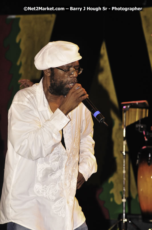 Beres Hammond @ Red Stripe Reggae Sumfest 2008 International Night 2, Catherine Hall, Montego Bay - Saturday, July 19, 2008 - Reggae Sumfest 2008 July 13 - July 19, 2008 - Photographs by Net2Market.com - Barry J. Hough Sr. Photojournalist/Photograper - Photographs taken with a Nikon D300 - Negril Travel Guide, Negril Jamaica WI - http://www.negriltravelguide.com - info@negriltravelguide.com...!