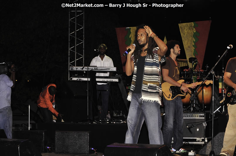 Rootz Underground @ Red Stripe Reggae Sumfest 2008 International Night 2, Catherine Hall, Montego Bay - Saturday, July 19, 2008 - Reggae Sumfest 2008 July 13 - July 19, 2008 - Photographs by Net2Market.com - Barry J. Hough Sr. Photojournalist/Photograper - Photographs taken with a Nikon D300 - Negril Travel Guide, Negril Jamaica WI - http://www.negriltravelguide.com - info@negriltravelguide.com...!