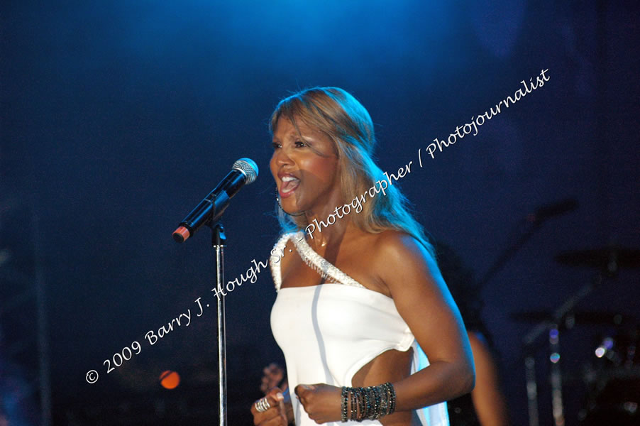 Toni Braxton @ Reggae Sumfest 2009 - International Night 2 - Reggae Sumfest 2009,Catherine Hall, Montego Bay, St. James, Jamaica W.I. - Saturday, July 25, 2009 - Reggae Sumfest 2009, July 19 - 25, 2009 - Photographs by Net2Market.com - Barry J. Hough Sr. Photojournalist/Photograper - Photographs taken with a Nikon D70, D100, or D300 - Negril Travel Guide, Negril Jamaica WI - http://www.negriltravelguide.com - info@negriltravelguide.com...!