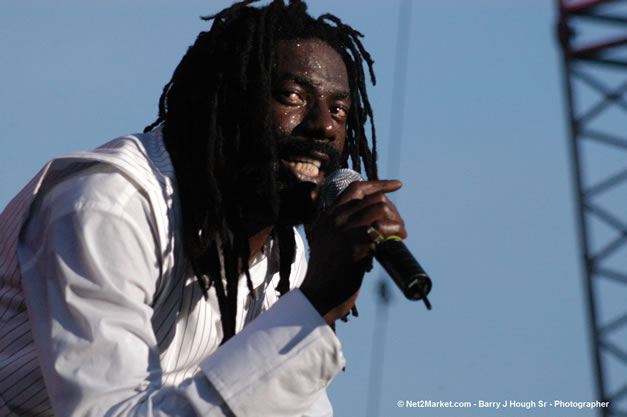 Buju Banton - Red Stripe Reggae Sumfest 2006 - The Summit - Jamaica's Greatest, The World's Best - Saturday, July 22, 2006 - Montego Bay, Jamaica - Negril Travel Guide, Negril Jamaica WI - http://www.negriltravelguide.com - info@negriltravelguide.com...!