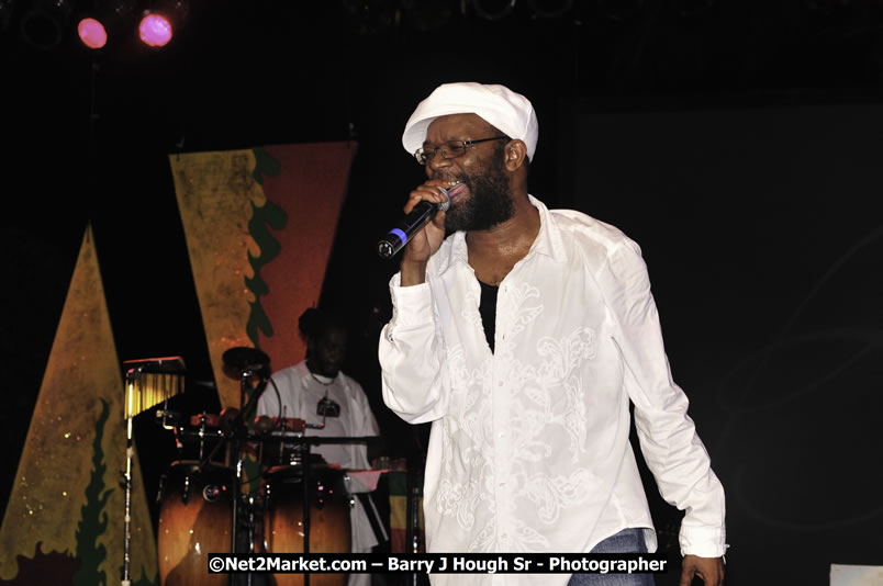 Beres Hammond @ Reggae Sumfest 2008 International Night 2, Catherine Hall, Montego Bay - Saturday, July 19, 2008 - Reggae Sumfest 2008 July 13 - July 19, 2008 - Photographs by Net2Market.com - Barry J. Hough Sr. Photojournalist/Photograper - Photographs taken with a Nikon D300 - Negril Travel Guide, Negril Jamaica WI - http://www.negriltravelguide.com - info@negriltravelguide.com...!