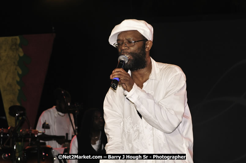 Beres Hammond @ Reggae Sumfest 2008 International Night 2, Catherine Hall, Montego Bay - Saturday, July 19, 2008 - Reggae Sumfest 2008 July 13 - July 19, 2008 - Photographs by Net2Market.com - Barry J. Hough Sr. Photojournalist/Photograper - Photographs taken with a Nikon D300 - Negril Travel Guide, Negril Jamaica WI - http://www.negriltravelguide.com - info@negriltravelguide.com...!