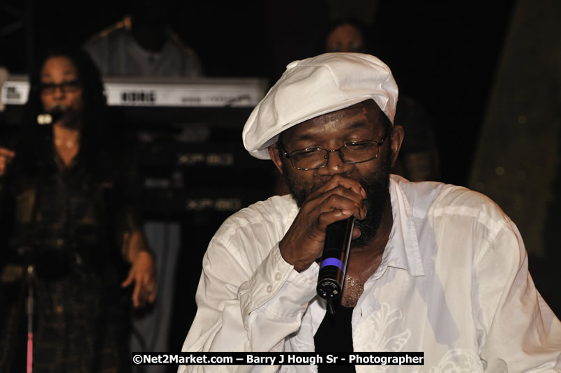 Beres Hammond @ Reggae Sumfest 2008 International Night 2, Catherine Hall, Montego Bay - Saturday, July 19, 2008 - Reggae Sumfest 2008 July 13 - July 19, 2008 - Photographs by Net2Market.com - Barry J. Hough Sr. Photojournalist/Photograper - Photographs taken with a Nikon D300 - Negril Travel Guide, Negril Jamaica WI - http://www.negriltravelguide.com - info@negriltravelguide.com...!