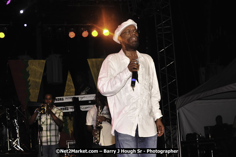 Beres Hammond @ Reggae Sumfest 2008 International Night 2, Catherine Hall, Montego Bay - Saturday, July 19, 2008 - Reggae Sumfest 2008 July 13 - July 19, 2008 - Photographs by Net2Market.com - Barry J. Hough Sr. Photojournalist/Photograper - Photographs taken with a Nikon D300 - Negril Travel Guide, Negril Jamaica WI - http://www.negriltravelguide.com - info@negriltravelguide.com...!