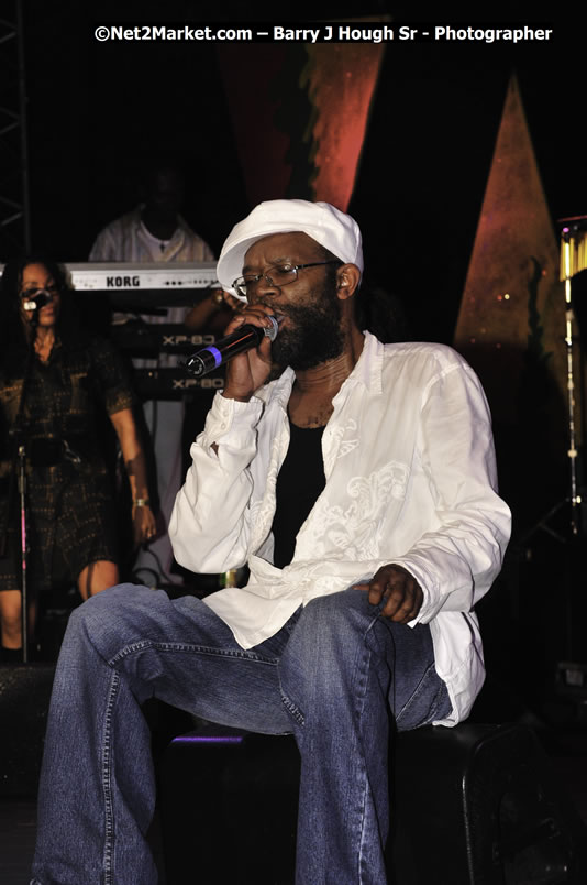 Beres Hammond @ Reggae Sumfest 2008 International Night 2, Catherine Hall, Montego Bay - Saturday, July 19, 2008 - Reggae Sumfest 2008 July 13 - July 19, 2008 - Photographs by Net2Market.com - Barry J. Hough Sr. Photojournalist/Photograper - Photographs taken with a Nikon D300 - Negril Travel Guide, Negril Jamaica WI - http://www.negriltravelguide.com - info@negriltravelguide.com...!