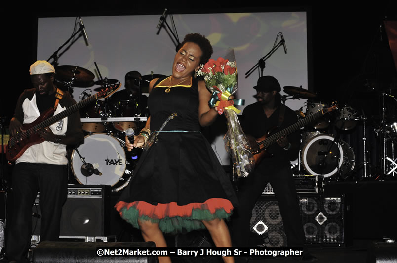 Etana @ Reggae Sumfest 2008 International Night 2, Catherine Hall, Montego Bay - Saturday, July 19, 2008 - Reggae Sumfest 2008 July 13 - July 19, 2008 - Photographs by Net2Market.com - Barry J. Hough Sr. Photojournalist/Photograper - Photographs taken with a Nikon D300 - Negril Travel Guide, Negril Jamaica WI - http://www.negriltravelguide.com - info@negriltravelguide.com...!