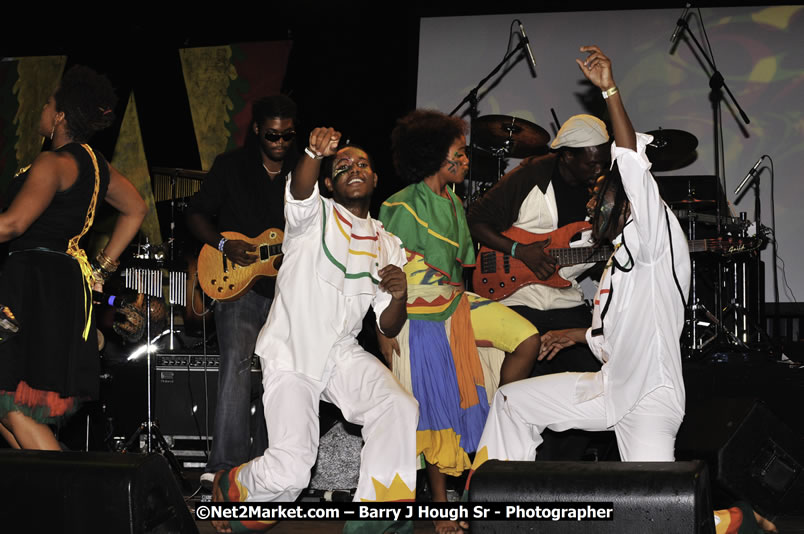 Etana @ Reggae Sumfest 2008 International Night 2, Catherine Hall, Montego Bay - Saturday, July 19, 2008 - Reggae Sumfest 2008 July 13 - July 19, 2008 - Photographs by Net2Market.com - Barry J. Hough Sr. Photojournalist/Photograper - Photographs taken with a Nikon D300 - Negril Travel Guide, Negril Jamaica WI - http://www.negriltravelguide.com - info@negriltravelguide.com...!