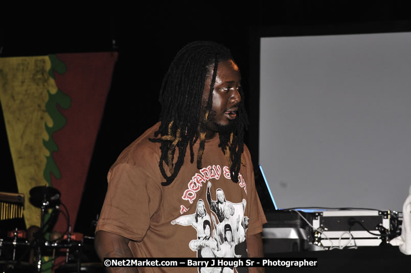 T - Pain @ Reggae Sumfest 2008 International Night 2, Catherine Hall, Montego Bay - Saturday, July 19, 2008 - Reggae Sumfest 2008 July 13 - July 19, 2008 - Photographs by Net2Market.com - Barry J. Hough Sr. Photojournalist/Photograper - Photographs taken with a Nikon D300 - Negril Travel Guide, Negril Jamaica WI - http://www.negriltravelguide.com - info@negriltravelguide.com...!