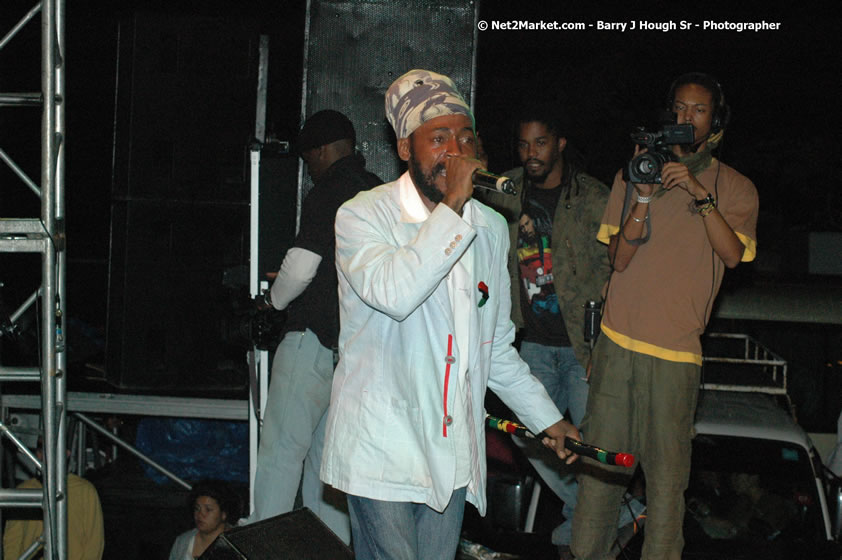 Lutan Fyah - Smile Jamaica, Nine Miles, St Anns, Jamaica - Saturday, February 10, 2007 - The Smile Jamaica Concert, a symbolic homecoming in Bob Marley's birthplace of Nine Miles - Negril Travel Guide, Negril Jamaica WI - http://www.negriltravelguide.com - info@negriltravelguide.com...!