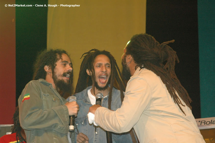 The Marley Brother's - Damian, Stephen, Julian, and Kimani - Smile Jamaica, Nine Miles, St Anns, Jamaica - Saturday, February 10, 2007 - The Smile Jamaica Concert, a symbolic homecoming in Bob Marley's birthplace of Nine Miles - Negril Travel Guide, Negril Jamaica WI - http://www.negriltravelguide.com - info@negriltravelguide.com...!