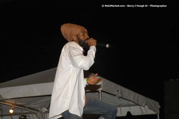 Spragga Benz - Smile Jamaica, Nine Miles, St Anns, Jamaica - Saturday, February 10, 2007 - The Smile Jamaica Concert, a symbolic homecoming in Bob Marley's birthplace of Nine Miles - Negril Travel Guide, Negril Jamaica WI - http://www.negriltravelguide.com - info@negriltravelguide.com...!