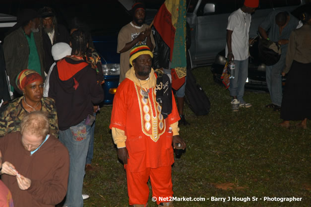 Venue and Audience - Smile Jamaica, Nine Miles, St Anns, Jamaica - Saturday, February 10, 2007 - The Smile Jamaica Concert, a symbolic homecoming in Bob Marley's birthplace of Nine Miles - Negril Travel Guide, Negril Jamaica WI - http://www.negriltravelguide.com - info@negriltravelguide.com...!