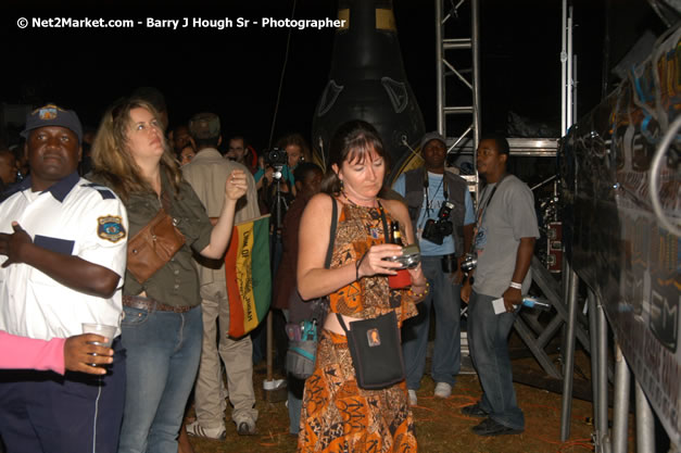 Venue and Audience - Smile Jamaica, Nine Miles, St Anns, Jamaica - Saturday, February 10, 2007 - The Smile Jamaica Concert, a symbolic homecoming in Bob Marley's birthplace of Nine Miles - Negril Travel Guide, Negril Jamaica WI - http://www.negriltravelguide.com - info@negriltravelguide.com...!