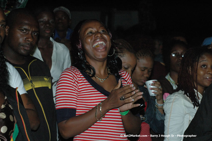 Venue and Audience - Smile Jamaica, Nine Miles, St Anns, Jamaica - Saturday, February 10, 2007 - The Smile Jamaica Concert, a symbolic homecoming in Bob Marley's birthplace of Nine Miles - Negril Travel Guide, Negril Jamaica WI - http://www.negriltravelguide.com - info@negriltravelguide.com...!