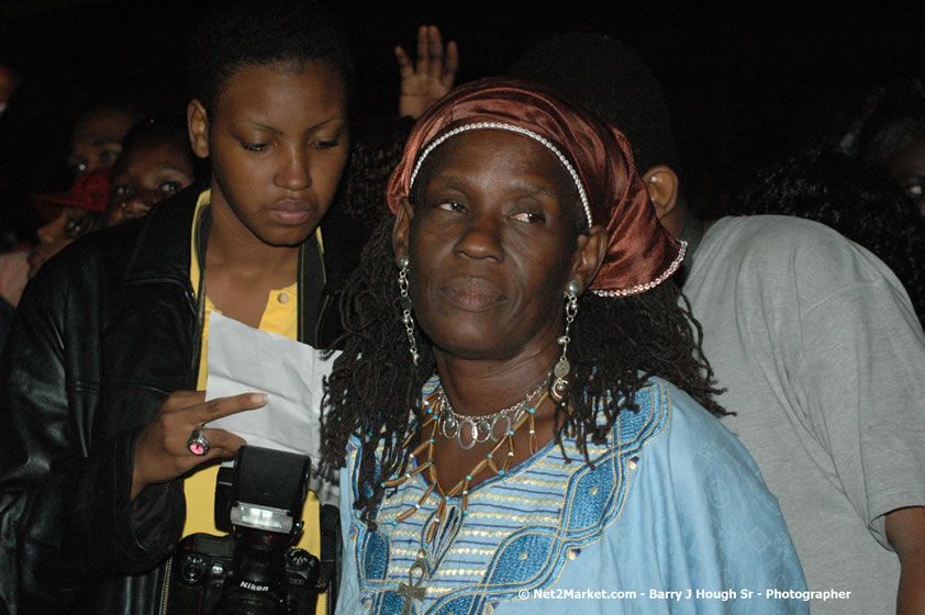 Venue and Audience - Smile Jamaica, Nine Miles, St Anns, Jamaica - Saturday, February 10, 2007 - The Smile Jamaica Concert, a symbolic homecoming in Bob Marley's birthplace of Nine Miles - Negril Travel Guide, Negril Jamaica WI - http://www.negriltravelguide.com - info@negriltravelguide.com...!