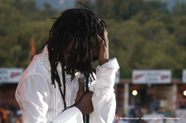 Buju Banton - Red Stripe Reggae Sumfest 2006 - The Summit - Jamaica's Greatest, The World's Best - Saturday, July 22, 2006 - Montego Bay, Jamaica - Negril Travel Guide, Negril Jamaica WI - http://www.negriltravelguide.com - info@negriltravelguide.com...!