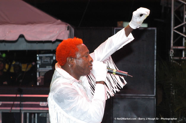 Elephant Man - Red Stripe Reggae Sumfest 2006 - Stormfront - The Blazing Dance Hall Night - Thursday, July 20, 2006 - Catherine Hall Venue - Montego Bay, Jamaica - Negril Travel Guide, Negril Jamaica WI - http://www.negriltravelguide.com - info@negriltravelguide.com...!