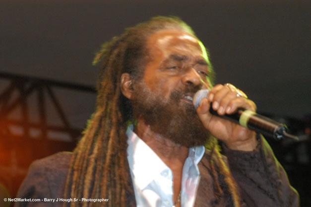 John Holt Recipient of Reggae Sumfest Lifetime Award - Ignition - The Internation Fire Blazes - Friday, July 21, 2006 - Montego Bay, Jamaica - Negril Travel Guide, Negril Jamaica WI - http://www.negriltravelguide.com - info@negriltravelguide.com...!