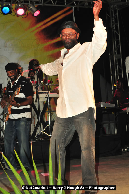 Beres Hammond @ Unite The People An International Reggae Fest, Featuring: Beres Hammond, Coco T, Queen Ifrica, Khalil, Cameal Davis, Iley Dread, Rochelle, Geoffrey Star, Ras Penco, Kool DeLoy, Otis Gayle, J.McKay, Tiney Winey, Venue at Norman Manley Boulevard, Negril, Westmoreland, Jamaica - Saturday, April 4, 2009 - Photographs by Net2Market.com - Barry J. Hough Sr, Photographer/Photojournalist - Negril Travel Guide, Negril Jamaica WI - http://www.negriltravelguide.com - info@negriltravelguide.com...!