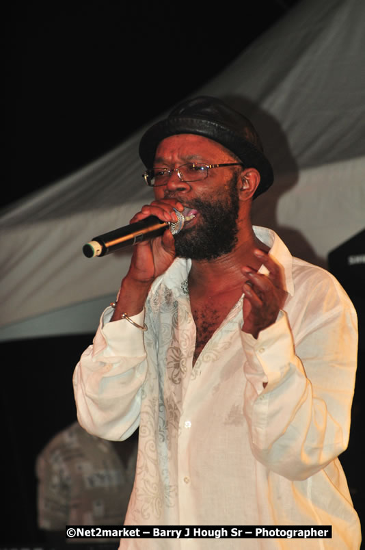 Beres Hammond @ Unite The People An International Reggae Fest, Featuring: Beres Hammond, Coco T, Queen Ifrica, Khalil, Cameal Davis, Iley Dread, Rochelle, Geoffrey Star, Ras Penco, Kool DeLoy, Otis Gayle, J.McKay, Tiney Winey, Venue at Norman Manley Boulevard, Negril, Westmoreland, Jamaica - Saturday, April 4, 2009 - Photographs by Net2Market.com - Barry J. Hough Sr, Photographer/Photojournalist - Negril Travel Guide, Negril Jamaica WI - http://www.negriltravelguide.com - info@negriltravelguide.com...!