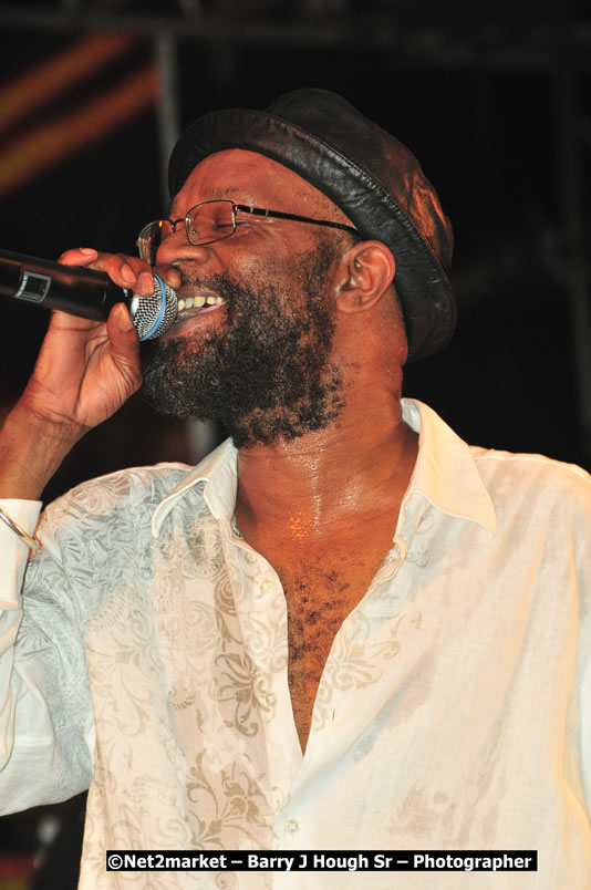 Beres Hammond @ Unite The People An International Reggae Fest, Featuring: Beres Hammond, Coco T, Queen Ifrica, Khalil, Cameal Davis, Iley Dread, Rochelle, Geoffrey Star, Ras Penco, Kool DeLoy, Otis Gayle, J.McKay, Tiney Winey, Venue at Norman Manley Boulevard, Negril, Westmoreland, Jamaica - Saturday, April 4, 2009 - Photographs by Net2Market.com - Barry J. Hough Sr, Photographer/Photojournalist - Negril Travel Guide, Negril Jamaica WI - http://www.negriltravelguide.com - info@negriltravelguide.com...!